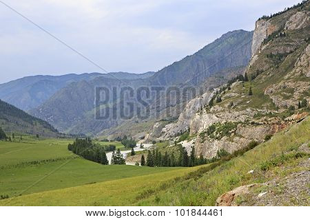 Beautiful views of River Chuya near Chuysky Trakt