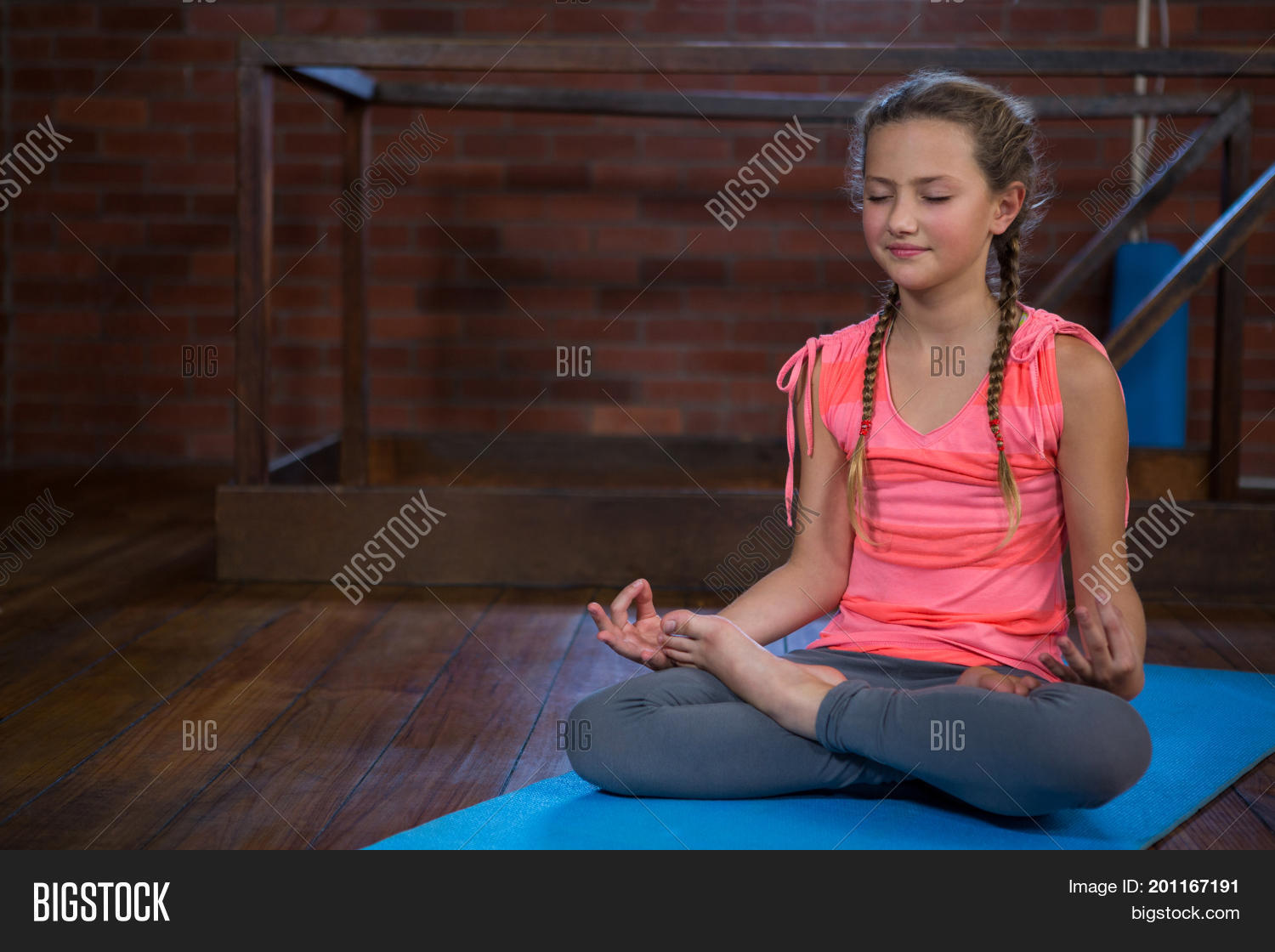 спортивный мостик. йога девочки подростки. увлечения для девочек 10 лет. йога девочки подростки. йога для девочек.