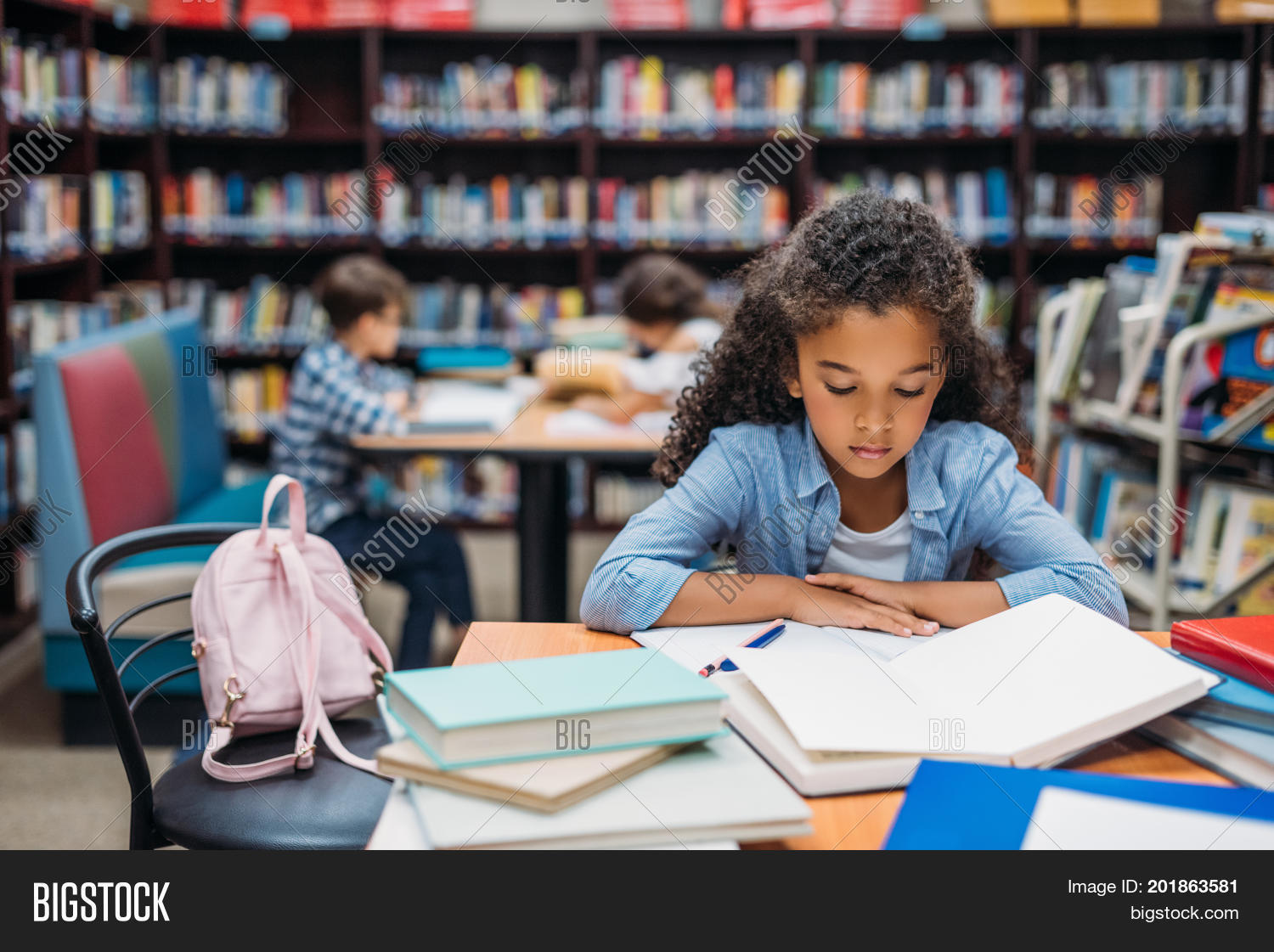 Студент с книгами. Pupils reading books at school. Студенческие чтения. These students read a lot. These students read a lot.