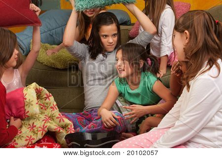 Malé dívky Pillowfighting