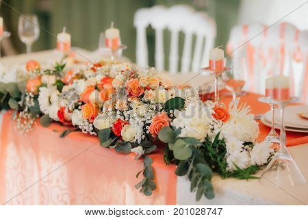 Table Decor With White And Peach Roses. Wedding Banquet Decoration.