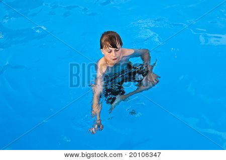 niño se divierte nadar en la piscina