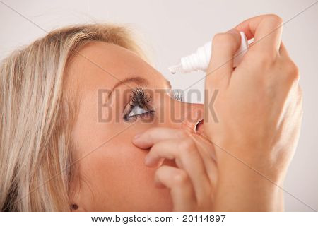 Kobieta w oko i Kroplomierz z kropla na końcówki