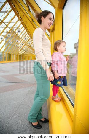 Giovane donna con bambino