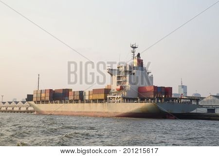 Container ship to the docks to wait for the container.