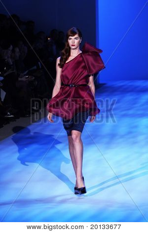 NEW YORK-februar 12: Mercedes-Benz Fashion Week præsenterer Christian Siriano samlinger på Bryant Pa