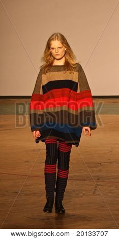 NEW YORK - február 16: Mercedes-Benz FashionWeek bemutatja Marc Jacobs gyűjtemények: a Lexington