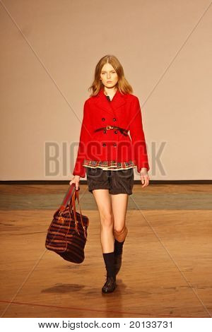 NEW YORK - február 16: Mercedes-Benz FashionWeek bemutatja Marc Jacobs gyűjtemények: a Lexington