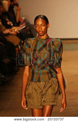 NEW YORK - február 16: Mercedes-Benz FashionWeek bemutatja Marc Jacobs gyűjtemények: a Lexington