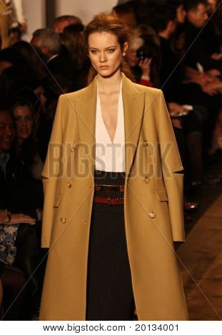 NOVA YORK - 17 de fevereiro: Mercedes-Benz Fashion Week apresenta coleções de Michael Kors em Bryant Park 