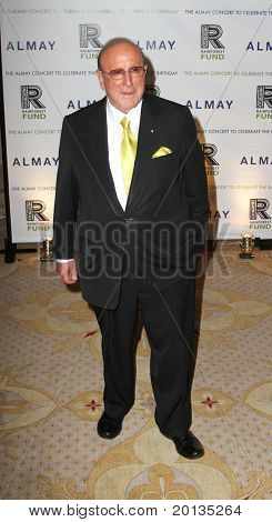 Nowy Jork - 13 maja: Producent Clive Davis uczęszcza Almay koncert z okazji Funduszu Rainforest'