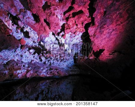 Interior de una cueva con luz de fondo