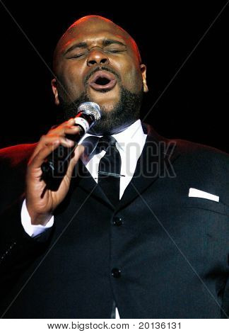 纽约-8 月 11 日： 美国偶像冠军鲁士塔得执行在哈默斯坦舞厅 durin