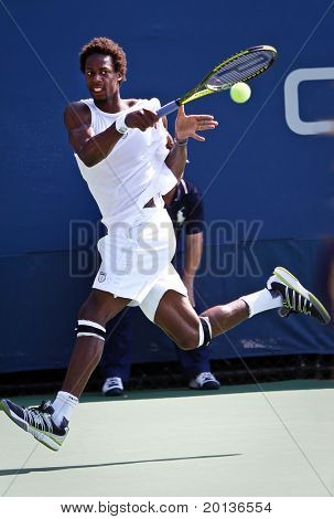 FLUSHING, NY - SEPTEMBER 2: Gael Monfils fra Frankrig returnerer en volley under hans mænd dobbeltkamp en