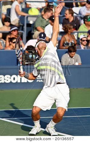 FLUSHING, NY - syyskuu: Peter Polansky Kanada palvelee aikana hänen miehensä yhden ottelun USA