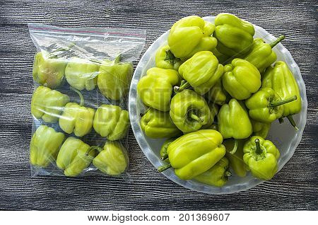 Pictures of stuffed peppers prepared for deep freze
Stuffed peppers placed in a refrigerator bag