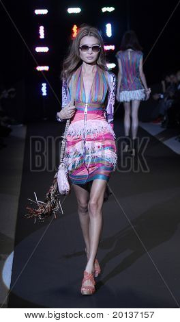 NEW YORK - 12 settembre: Mercedes-Benz Fashion Week presente Custo Barcelona collezioni presso Lincoln C