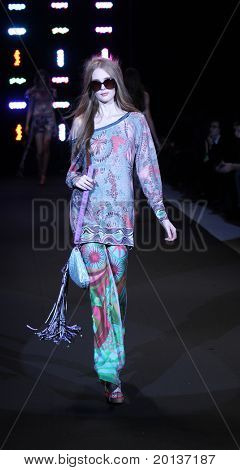 NEW YORK - 12 settembre: Mercedes-Benz Fashion Week presente Custo Barcelona collezioni presso Lincoln C