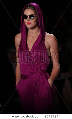 NEW YORK - SEPTEMBER 12: Mercedes-Benz Fashion Week præsenterer Diane Von Furstenberg samlinger på Li