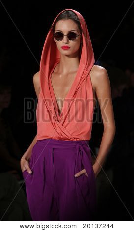 NEW YORK - SEPTEMBER 12: Mercedes-Benz Fashion Week præsenterer Diane Von Furstenberg samlinger på Li