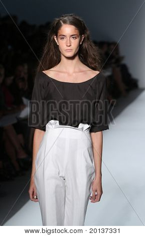 New York 12. September: Mercedes Benz Fashion Week präsentiert Trias Sammlungen im Lincoln Center auf 