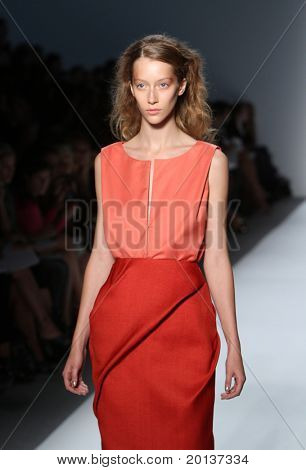 New York 12. September: Mercedes Benz Fashion Week präsentiert Trias Sammlungen im Lincoln Center auf 