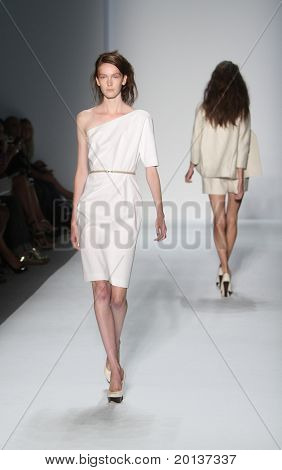 NEW YORK - SEPTEMBER 12: Mercedes-Benz Fashion Week präsentiert Trias Sammlungen im Lincoln Center auf 