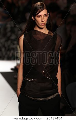 NEW YORK - 14 Eylül: Mercedes-Benz Moda Haftası sunar Narciso Rodriguez koleksiyon Lincol