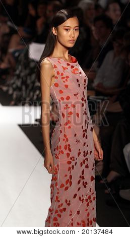 NEW YORK - 14 Eylül: Mercedes-Benz Moda Haftası sunar Narciso Rodriguez koleksiyon Lincol