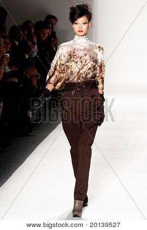 New York, Februar 12: Mercedes Benz Fashion Week präsentiert Toni Francesc Sammlungen auf Lincoln Cen