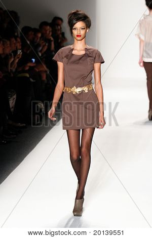 NEW YORK - 12. Februar: Mercedes-Benz Fashion Week präsentiert Toni Francesc Sammlungen an Lincoln Cen