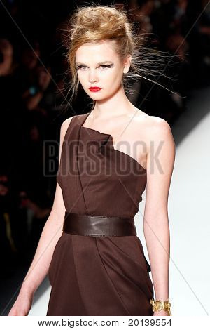 NEW YORK - 12. Februar: Mercedes-Benz Fashion Week präsentiert Toni Francesc Sammlungen an Lincoln Cen