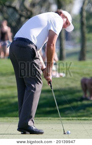 ออร์แลนโด FL - 23 มีนาคม: Phil Mickelson putts ระหว่างปฏิบัติรอบตามคำเชิญของอาร์โนลด์พาล์มเมอร์