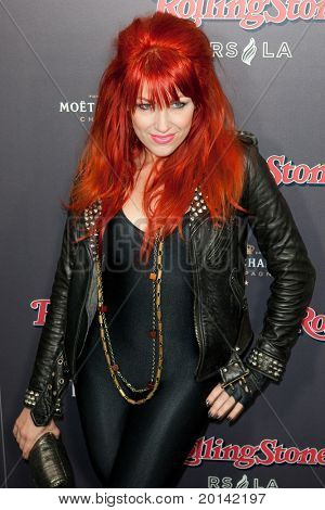 HOLLYWOOD, CA. - 21 listopada: Bonnie McKee przybywa Magazine przewyższyła 2010 American Music Awards Rolling Stone Inn