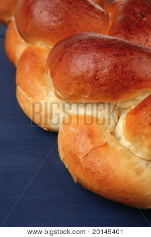 paistettu tuote: golden challah sininen puinen pöytä