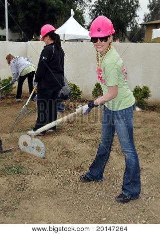 LOS ANGELES - 14 maj: Adrienne Frantz på Habitat for menneskeheden kvinders Empowerment bygge på Carl