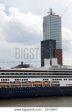 Krydstogtskib i Rotterdam