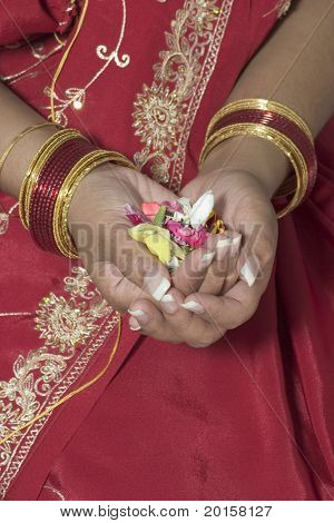 ünnepi kezek és virágok