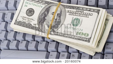 peníze na klávesnici