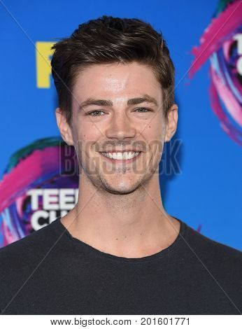 LOS ANGELES - AUG 13:  Grant Gustin arrives for the Teen Choice Awards 2017 on August 13, 2017 in Los Angeles, CA