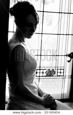 Silhouette der Frau (Braut) am Fenster