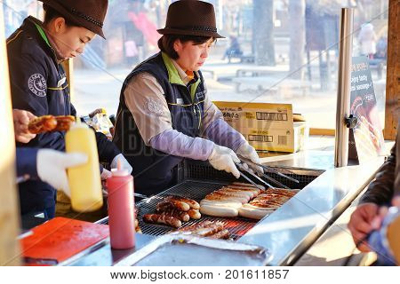 NAMI Island, Korea: 2016 December 11 on NAMI island. Was very cold. Grilled sausage with hot shop, so stop try you taste very delicious.