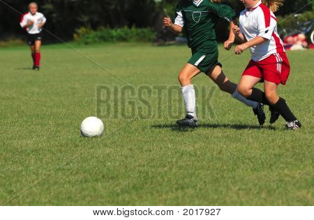 Bir futbol topu takip kızlar