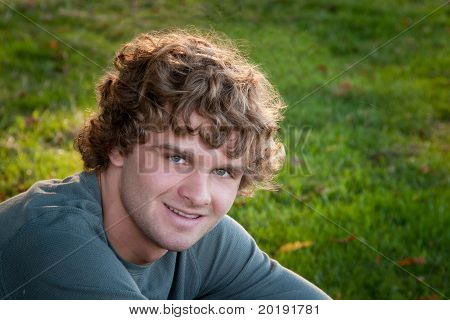 Sorridente ragazzo adolescente con i capelli ricci