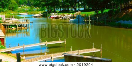 Boot Docks op de rivier
