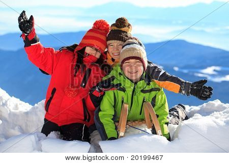 3 행복 한 아이 들 눈이 산에 노는.