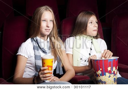 zwei schÃ¶ne MÃ¤dchen einen Film im Kino