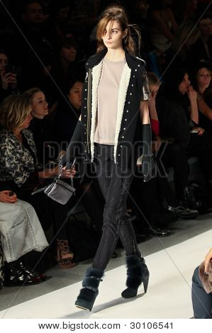 NEW YORK - 10 février : Designer Rebeca Taylor pour les collections de Rebecca Taylor Fas de Mercedes-Benz