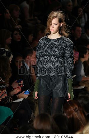 NEW YORK - 10 février : Designer Rebeca Taylor pour les collections de Rebecca Taylor Fas de Mercedes-Benz