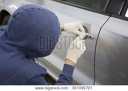 Opening The Car Lock Pick. Carjacking. Hijacker.